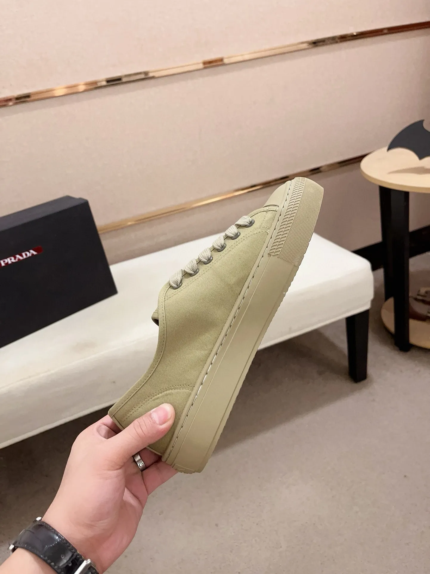 Men's shoes 💰 580💰 ✔️✔️✔️High-quality new PRADA counters are launched at the same time. The new men's shoes and 😘fabrics are selected from first-layer cowhide and are made by pure handicrafts. Lining: Full cowhide lining. 👍🏿 High-end ☄️ air-cushion molded anti-slip rubber outsole, exquisite lines, simple and elegant, comfortable and high-end for leisure travel. Code number: 38 to 44 (45 can be customized)